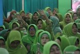 Sejumlah anggota Muslimat NU mendengarkan sambutan Gubernur Jawa Timur sekaligus Ketua Umum PP Muslimat NU Khofifah Indar Parawansa saat Halaqoh Kebangsaan Muslimat NU di Asrama Haji, Surabaya, Jawa Timur, Sabtu (16/3/2019). Halaqoh yang dihadiri sejumlah Ulama NU dan 1500 anggota Muslimat NU dari berbagai daerah di Indonesia tersebut mengusung tema 