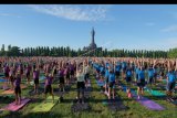 Pelajar melakukan gerakan senam yoga dalam kegiatan Saka Yoga Festival di Denpasar, Bali, Sabtu (30/3/2019). Kegiatan yang sebagian besar diikuti oleh kalangan pelajar tersebut merupakan bagian dari program Gerakan Masyarakat Hidup Sehat dan merupakan rangkaian kegiatan Dharma Shanti Nyepi Nasional 2019 yang digelar pada 5 April mendatang di Bali. ANTARA FOTO/Nyoman Hendra Wibowo/nym