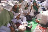 Warga NU atau nahdliyin mengikuti ritual istigotsah kubro di Lapangan GOR Lembupeteng, Tulungagung, Jawa Timur, Sabtu (23/3/2019). Istigotsah kubro itu digelar ribuan warga nahdliyin se-Tulungagung dalam rangkaian Harlah ke-96 NU serta untuk mendoakan terlaksananya Pemilu damai pada 17 April mendatang. Antara Jatim/Destyan Sujarwoko/zk.