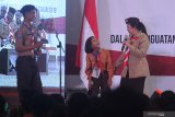 Menteri Koordinator Bidang Pembangunan Manusia dan Kebudayaan Puan Maharani (kanan) berbincang dengan peserta Jambore Pandu Sekolah Model di kantor Lembaga Penjaminan Mutu Pendidikan (LPMP) Jawa Timur di Surabaya, Jawa Timur, Rabu (20/3/2019). Jambore Pandu Sekolah Model yang diikuti 38 sekolah model binaan dari perwakilan daerah di Jawa Timur tersebut merupakan rangkaian pelaksanaan penguatan pendidikan karakter guna terciptanya mutu pendidikan yang lebih baik untuk menyongsong generasi Indonesia emas pada 2045. Antara Jatim/Moch Asim/zk.