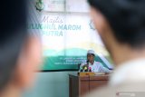 Santri menjawab pertanyaan penguji saat mengikuti 'Olimpiade Kitab Kuning' di pondok pesantren Lirboyo Al Mahrusyiah, di Kota Kediri, Jawa Timur, Sabtu (30/3/2019). Lomba memahami kitab klasik berbahasa arab gundul yang diikuti 160 santri dari sejumlah pondok pesantren se-Jawa Timur tersebut guna memeriahkan Harlah ke-96 Nahdlatul Ulama. Antara Jatim/Prasetia Fauzani/zk.