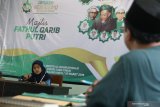 Santriwati menjawab pertanyaan penguji saat mengikuti 'Olimpiade Kitab Kuning' di pondok pesantren Lirboyo Al Mahrusyiah, di Kota Kediri, Jawa Timur, Sabtu (30/3/2019). Lomba memahami kitab klasik berbahasa arab gundul yang diikuti 160 santri dari sejumlah pondok pesantren se-Jawa Timur tersebut guna memeriahkan Harlah ke-96 Nahdlatul Ulama. Antara Jatim/Prasetia Fauzani/zk.
