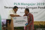 Direktur PT PLN (Persero) regional Sulawesi Syamsul Huda (kiri) secara simbolis memberikan bantuan pendidikan kepada Kepala SMAN 2 Kota Kediri Soni Tatag (kanan) saat kegiatan bertajuk 'PLN Mengajar 2019' di SMAN 2 Kota Kediri, Jawa Timur, Jumat (8/3/2019). Kegiatan yang diselenggarakan di sejumlah sekolah tersebut bertujuan memberi semangat dan dorongan pelajar untuk menuntut ilmu setinggi-tingginya agar memiliki kesempatan lebih besar membangun bangsa. Antara Jatim/Prasetia Fauzani/zk.