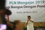 Direktur PT PLN (Persero) regional Sulawesi Syamsul Huda menyampaikan materi di hadapan sejumlah siswa saat kegiatan bertajuk 'PLN Mengajar 2019' di SMAN 2 Kota Kediri, Jawa Timur, Jumat (8/3/2019). Kegiatan yang diselenggarakan di sejumlah sekolah tersebut bertujuan memberi semangat dan dorongan pelajar untuk menuntut ilmu setinggi-tingginya agar memiliki kesempatan lebih besar membangun bangsa. Antara Jatim/Prasetia Fauzani/zk.