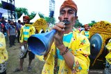 Seniman saronen beraksi saat pembukaan Kerapan Sapi Kapolda Cup 2019 di Stadion R. Soenarto Hadiwidjojo, Pamekasan, Jawa Timur, Sabtu (23/3/2019). Musik Saronen adalah musik rakyat yang tumbuh dan berkembang pada masyarakat Madura yang biasa ditampilkan mengiringi perlombaan karapan sapi. Antara Jatim/Saiful Bahri/zk.