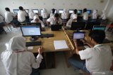Sejumlah pelajar kelas XII SMK Negeri 6 bersiap mengerjakan soal Bahasa Indonesia saat mengikuti Ujian Nasional Berbasis Komputer (UNBK) di Surabaya, Jawa Timur, Senin (25/3/2019). Sebanyak 231.625 siswa dari 294 SMK Negeri dan 1.645 sekolah swasta di Jawa Timur mengikuti Ujian Nasional yang dilaksanakan mulai 25-28 Maret 2019. Antara Jatim/Moch Asim/zk.
