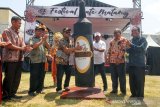 Wakil Bupati Bireuen, Muzakkar (ketiga kiri) bersama unsur panitia mengangkat botol kecap sate pada pembukaan “Festival Sate Matang 2019” di lapangan Galaction, Cot Gapu Bireuen, Aceh, Sabtu (30/3/2019). Festival kuliner Sate Matang yang digelar Dinas Kebudayaan dan Pariwisata Aceh dan Pemkab Bireuen yang diikuti 133 pengusaha kuliner Sate berlangsung selama dua hari 30-31 maret 2019 itu salah satu program pengembangan wisata kuliner untuk menarik target 3 juta wisatawan lokal dan mancanegara tahun 2019 di Aceh. (Antara Aceh/Rahmad)