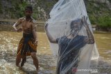 Seniman yang tergabung dalam Masyarakat Seni Rakyat Indonesia (Masri) melakukan aksi teatrikal di Sungai Cikapundung, Bandung, Jawa Barat, Jumat (22/3/2019). Aksi teatrikal yang bertemakan 