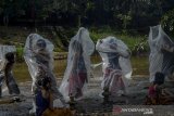 Seniman yang tergabung dalam Masyarakat Seni Rakyat Indonesia (Masri) melakukan aksi teatrikal di Sungai Cikapundung, Bandung, Jawa Barat, Jumat (22/3/2019). Aksi teatrikal yang bertemakan 