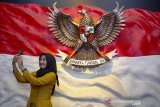Pengunjung berfoto diinstalasi Garuda Pancasila di Bale Penyawangan Purwakarta, Purwakarta, Jawa Barat, Kamis (28/3/2019). Bale Penyawangan Purwakarta menyajikan sejarah tatar sunda dan para pemimpin Purwakarta hingga masa kini melalui perpaduan arsip, seni dan teknologi serta menjadi sarana edukasi masyarakat untuk mengenal kekayaan dan nilai-nilai Nusantara sebagai peranan penting kehidupan berbangsa, bernegara dan bermasyarakat. ANTARA JABAR/M Ibnu Chazar/agr