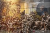 Pengunjung mengamati diorama peristiwa ranca darah di Bale Penyawangan Purwakarta, Purwakarta, Jawa Barat, Kamis (28/3/2019). Bale Penyawangan Purwakarta menyajikan sejarah tatar sunda dan para pemimpin Purwakarta hingga masa kini melalui perpaduan arsip, seni dan teknologi serta menjadi sarana edukasi masyarakat untuk mengenal kekayaan dan nilai-nilai Nusantara sebagai peranan penting kehidupan berbangsa, bernegara dan bermasyarakat. ANTARA JABAR/M Ibnu Chazar/agr