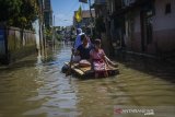 Warga melintasi banjir yang merendam Desa Bojongasih, Dayeuhkolot, Kabupaten Bandung, Jawa Barat, Jumat (29/3/2019). Banjir luapan Sungai Citarum setinggi satu hingga dua meter kembali merendam tiga RW di Desa Bojongasih sejak Rabu (27/3) akibat intensitas hujan yang lebat di Bandung Raya. ANTARA JABAR/Raisan Al Farisi/agr