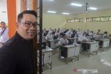 Gubernur Jawa Barat Ridwan Kamil meninjau pelaksanaan Ujian Nasional Berbasis Komputer (UNBK) di SMKN 3, Bandung, Jawa Barat, Rabu (27/3/2019). Peninjauan tersebut ditujukan untuk memastikan kelancaran UNBK tingkat SMK yang berlangsung hingga Kamis (28/3). ANTARA JABAR/Raisan Al Farisi/agr