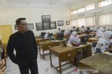 Gubernur Jawa Barat Ridwan Kamil meninjau pelaksanaan Ujian Nasional Berbasis Komputer (UNBK) di SMKN 3, Bandung, Jawa Barat, Rabu (27/3/2019). Peninjauan tersebut ditujukan untuk memastikan kelancaran UNBK tingkat SMK yang berlangsung hingga Kamis (28/3). ANTARA JABAR/Raisan Al Farisi/agr