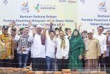 Menteri BUMN Rini Soemarno (keempat kanan) didampingi  Direktur Utama Pupuk Indonesia Aas Asikin Idat (kelima kiri) dan jajaran direksi BUMN berfoto bersama pengurus pesantren usai peletakan batu pertama pembangunan gedung belajar saat melakukan kunjungan kerja di Pondok Pesantren Nihayatul Amal, Rawa Merta, Karawang, Jawa Barat, Kamis (21/3/2019). Menurut Rini Soemarno masyarakat dapat bekerjasama dengan program BUMN secara teknis untuk membantu mensejahterakan masyarakat dalam bidang infrastruktur sehingga masyarakat terutama santri pondok pesantren bisa mendapatkan perbaikan sarana, prasarana, ekonomi dan pendidikan karena salah satu program BUMN yaitu 