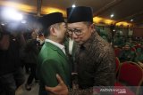 Plt  Ketua Umum PPP Suharso Monoarfa (kiri) berbincang dengan Menteri Agama Lukman Hakim Saefuddin (kanan)   pada pembukaan Mukernas III Dewan Pimpinan Pusat PPP di Bogor, Jawa Barat, Rabu (20/3/19). Agenda utama Mukernas PPP tersebut adalah pengukuhan Suharso Monoarfa sebagai Pelaksana Tugas Ketua Umum, menggantikan posisi Romahurmuziy yang telah dipecat karena tersandung kasus korupsi.  ANTARA JABAR/Yulius Satria Wijaya/agr