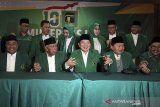 Plt  Ketua Umum PPP Suharso Monoarfa (tengah) berserta jajaran pengurus berfoto bersama pada pembukaan Mukernas III Dewan Pimpinan Pusat PPP di Bogor, Jawa Barat, Rabu (20/3/19). Agenda utama Mukernas PPP tersebut adalah pengukuhan Suharso Monoarfa sebagai Pelaksana Tugas Ketua Umum, menggantikan posisi Romahurmuziy yang telah dipecat karena tersandung kasus korupsi.  ANTARA JABAR/Yulius Satria Wijaya/agr