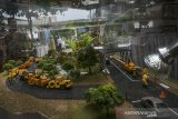 Pengunjung melihat miniatur proyek infrastruktur yang dipajang pada Pameran Pembangunan Jawa Barat Laporan Keterangan Pertanggungjawaban (LKPJ) Gubernur Jawa Barat Akhir Tahun Anggaran 2018 di Gedung Sate, Bandung, Jawa Barat, Kamis (28/3/2019). Pameran yang diikuti oleh Dinas dan biro serta BUMD di lingkungan Pemerintah Provinsi Jawa Barat tersebut  menampilkan capaian pekerjaan kolaboratif dengan berbagai inovasi dalam penyelenggaran pemerintahan dan pembangunan di tahun 2018. ANTARA JABAR/Novrian Arbi/agr