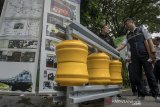 Petugas Dinas perhubungan melihat alat Roller Barier yang dipajang pada Pameran Pembangunan Jawa Barat Laporan Keterangan Pertanggungjawaban (LKPJ) Gubernur Jawa Barat Akhir Tahun Anggaran 2018 di Gedung Sate, Bandung, Jawa Barat, Kamis (28/3/2019). Pameran yang diikuti oleh Dinas dan biro serta BUMD di lingkungan Pemerintah Provinsi Jawa Barat tersebut  menampilkan capaian pekerjaan kolaboratif dengan berbagai inovasi dalam penyelenggaran pemerintahan dan pembangunan di tahun 2018. ANTARA JABAR/Novrian Arbi/agr