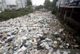 Sampah menyumbat aliran anak sungai Ciliwung di Bojong Gede,  Bogor, Jawa Barat, Sabtu (30/3/2019). Menteri Koordinator Bidang Kemaritiman Luhut Binsar Pandjaitan menyatakan pemerintah akan memangkas sampah plastik sampai 70 persen hingga tahun 2025 dan langkah tersebut sebagai upaya untuk menjaga lingkungan. ANTARA JABAR/Yulius Satria Wijaya/agr