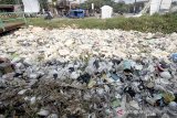 Sampah menyumbat aliran anak sungai Ciliwung di Bojong Gede,  Bogor, Jawa Barat, Sabtu (30/3/2019). Menteri Koordinator Bidang Kemaritiman Luhut Binsar Pandjaitan menyatakan pemerintah akan memangkas sampah plastik sampai 70 persen hingga tahun 2025 dan langkah tersebut sebagai upaya untuk menjaga lingkungan. ANTARA JABAR/Yulius Satria Wijaya/agr