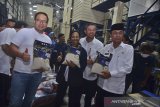 Menteri BUMN Rini Soemarno (kedua kiri) menunjukan hasil beras bersama Direktur Umum Bank Mandiri Kartika Wirjoatmodjo (kiri) dan Bupati Ciamis Iing Syam Arifin (kanan)  meninjau pengolahan beras terpadu atau Rice Milling Unit (RMU) di Pamarican, Kabupaten Ciamis, Jawa Barat, Rabu (20/3/2019). Dua RMU yang  dibangun oleh Bank Mandiri dan BRI tersebut merupakan bentuk dukungan perusahaan negara sebagai upaya pemberdayaan serta peningkatan kesejahteraan petani melalui konsep kewirausahaan petani, kapsitas produksi lebih dari 700 ton beras berkualitas baik hingga Februari 2019. ANTARA JABAR/Adeng Bustomi/agr