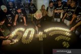 Relawan dari World Wide Fund for Nature (WWF) Indonesia menyalakan lilin saat perayaan Earth Hour di Bandung, Jawa Barat, Sabtu (30/3/2019). WWF mencatat, sebanyak 30 kota dan kabupaten se Indonesia melaksanakan pemadaman listrik selama satu jam yang baru pertama kali dilakukan pada tahun ini. ANTARA JABAR/Raisan Al Farisi/agr