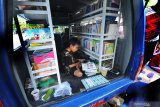 Seorang anak membaca buku dalam mobil Perpustakaan Keliling saat Car Free Day (CFD) di Arek Lancor, Pamekasan, Jawa Timur, Minggu (31/3/2019). Selain mengisi libur akhir pekan bersama keluarga, arena CFD juga dimanfaatkan warga dan anak-anak bermain dan membaca buku koleksi perpustakaa keliling. Antara Jatim/Saiful Bahri/zk