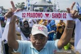 Warga membawa Spanduk pasangan Calon Presiden dan Wakil Presiden nomor urut 02 Prabowo Subianto dan Sandiaga Uno pada acara Rapat Akbar Prabowo-Sandi di Stadion Sidolig, Bandung, Jawa Barat, Kamis (28/3/2019). Kegiatan tersebut sebagai bentuk penguatan, kampanye dan sosialisasi dalam penguatan suara Pasangan nomor Urut 02 serta Partai koalisi  pengusung dalam memenangkan pemilu 2019 di Jawa Barat khususnya Kota Bandung. ANTARA JABAR/Novrian Arbi/agr