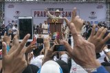 Calon Presiden nomor urut 02 Prabowo Subianto (tengah) menyampaikan orasi politik pada acara Rapat Akbar Prabowo-Sandi di Stadion Sidolig, Bandung, Jawa Barat, Kamis (28/3/2019). Kegiatan tersebut sebagai bentuk penguatan, kampanye dan sosialisasi dalam penguatan suara Pasangan nomor Urut 02 serta Partai koalisi  pengusung dalam memenangkan pemilu 2019 di Jawa Barat khususnya Kota Bandung. ANTARA JABAR/Novrian Arbi/agr