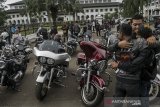 Bikers berpelukan saat mengikuti acara Ride For Love And Solidarity Riung Mungpulung Komunitas Otomotif di Depan Gedung Sate, Bandung, Jawa Barat, Minggu (24/3/2019). Sedikitnya 250 komunitas otomotif mengikuti kegiatan yang digagas oleh Kepolisian Daerah Jawa Barat dan Pemerintah Provinsi Jawa Barat tersebut guna sebagai bentuk ajakan dan himbauan kepada masyarakat  untuk peduli tentang keselematan berkendara dan tertib lalu lintas. ANTARA JABAR/Novrian Arbi/agr