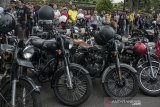 Warga melihat sejumlah motor klasik yang diparkirkan pada acara Ride For Love And Solidarity Riung Mungpulung Komuniats Otomotif di Depan Gedung Sate, Bandung, Jawa Barat, Minggu (24/3/2019). Sedikitnya 250 komunitas otomotif mengikuti kegiatan yang digagas oleh Kepolisian Daerah Jawa Barat dan Pemerintah Provinsi Jawa Barat tersebut guna sebagai bentuk ajakan dan himbauan kepada masyarakat  untuk peduli tentang keselematan berkendara dan tertib lalu lintas. ANTARA JABAR/Novrian Arbi/agr