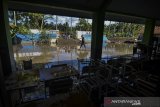 Siswa dan Guru membersihkan lumpur pascterendam banjir di SDN 2 Gunungsari, Sukaratu, Kabupaten Tasikmalaya, Kamis (28/3/2019). Banjir yang diakibatkan tanggul di Sungai Cibanjaran jebol disertai hujan berintensitas tinggi berdampak beberapa jalan, kolam ikan, pesawahan, masjid,dan tujuh rumah warga terendam air banjir. ANTARA JABAR/Adeng Bustomi/agr