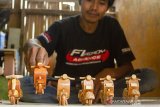 Perajin menata miniatur vespa berbahan kayu jati belanda di Workshop MiniArt, Tanjungpura, Karawang, Jawa Barat, Rabu (20/3/2019). Himpunan Industri Mebel dan Kerajinan Indonesia (HIMKI) menargetkan ekspor mebel dan kerajinan tangan Indonesia meningkat 5 miliar dolar AS atau setara dengan Rp70 triliun di tahun 2019. ANTARA JABAR/M Ibnu Chazar/agr