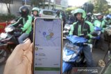 Penumpang menggunakan aplikasi untuk menaiki ojek online (ojol) di kawasan Paledang ,Kota Bogor, Jawa Barat, Selasa (26/3/2019). Kementerian Perhubungan (Kemenhub) membuat kisaran tarif ojol bagi area Jabodetabek tanpa potongan (nett) dengan batas bawah Rp 2.000/km dan batas atas Rp 2.500/km. ANTARA JABAR/Yulius Satria Wijaya/agr