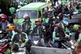 Pengemudi ojek online (ojol) menunggu penumpang di kawasan Paledang ,Kota Bogor, Jawa Barat, Selasa (26/3/2019). Kementerian Perhubungan (Kemenhub) membuat kisaran tarif ojol bagi area Jabodetabek tanpa potongan (nett) dengan batas bawah Rp 2.000/km dan batas atas Rp 2.500/km. ANTARA JABAR/Yulius Satria Wijaya/agr