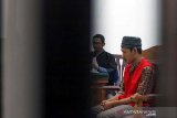 Terdakwa Safwan bin Muhammad Dahlan mendengarkan pembacaan eksepsi dari penasehat hukum terkait kasus penyebaran video Ma'ruf Amin berkostum sinterklas dalam sidang lanjutan Pengadilan Negeri Lhokseumawe, Aceh, Senin (1/4/2019). Kuasa hukum terdakwa membantah sumua dakwaan JPU dan meminta Majelis Hakim untuk menghadirkan saksi korban, Ma’ruf Amin ke ruangan sidang perkara tersebut. (Antara Aceh/Rahmad)