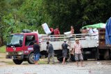 Sejumlah pekerja mengangkut barang ke truk Malaysia di kawasan titik Nol Perbatasan Jagoi Babang, Kabupaten Bengkayang, Kalimantan Barat, Minggu (31/3/2019). Kawasan titik Nol Perbatasan Jagoi Babang menjadi tempat aktivitas bongkar muat barang dagangan yang hendak dibawa dari Indonesia ke Malaysia atau sebaliknya. ANTARA FOTO/Jessica Helena Wuysang.