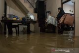 Warga mengevakuasi perabotan pada rumah yang tergenang banjir bandang di Sukup Baru, Ujungberung, Bandung, Jawa Barat, Senin (1/4/2019). Banjir tersebut terjadi karena meluapnya Kali Cicalobak saat intensitas curah hujan yang tinggi yang merusak tanggul sehingga merendam sejumlah pemukiman warga serta merusak sebuah sebuah sekolah dasar. ANTARA JABAR/Novrian Arbi/agr