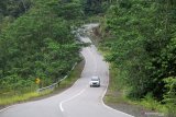 Sebuah mobil melintasi jalan paralel perbatasan di Kecamatan Siding, Kabupaten Bengkayang, Kalimantan Barat, Sabtu (30/3/2019). Jalan paralel perbatasan yang dibangun Kementerian Pekerjaan Umum dan Perumahan Rakyat (PUPR) bersama Direktorat Zeni TNI pada 2016 tersebut menjadi jalur perlintasan antara perbatasan Aruk, Kabupaten Sambas dengan Kecamatan Siding dan perbatasan Jagoi Babang, Kabupaten Bengkayang, Kalimantan Barat. ANTARA FOTO/Jessica Helena Wuysang