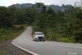 Sebuah mobil melintasi jalan paralel perbatasan di Kecamatan Siding, Kabupaten Bengkayang, Kalimantan Barat, Sabtu (30/3/2019). Jalan paralel perbatasan yang dibangun Kementerian Pekerjaan Umum dan Perumahan Rakyat (PUPR) bersama Direktorat Zeni TNI pada 2016 tersebut menjadi jalur perlintasan antara perbatasan Aruk, Kabupaten Sambas dengan Kecamatan Siding dan perbatasan Jagoi Babang, Kabupaten Bengkayang, Kalimantan Barat. ANTARA FOTO/Jessica Helena Wuysang