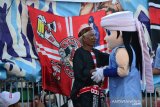 Maskot Persela, Joko Tingkir menyapa suporter Madura United K-Conk Mania saat pertandingan babak delapan besar Piala Presiden 2019 di Stadion Surajaya Lamongan, Jawa Timur, Minggu (31/3/2019). Tuan rumah Persela kalah dari Madura United dengan skor 1-2 dan MU memastikan lolos babak semifinal bertemu dengan Persebaya Surabaya. Antara Jatim/Syaiful Arif/zk.