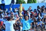 Suporter Persela LA Mania mendukung timnya saat melawan Madura United dalam pertandingan babak delapan besar Piala Presiden 2019 di Stadion Surajaya Lamongan, Jawa Timur, Minggu (31/3/2019). Tuan rumah Persela kalah dari Madura United dengan skor 1-2 dan MU memastikan lolos babak semifinal bertemu dengan Persebaya Surabaya. Antara Jatim/Syaiful Arif/zk.