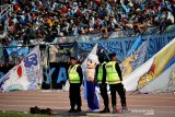Maskot Persela, Joko Tingkir bersama aparat kepolisian saat mendukung timnya melawan Madura United dalam pertandingan babak delapan besar Piala Presiden 2019 di Stadion Surajaya Lamongan, Jawa Timur, Minggu (31/3/2019). Tuan rumah Persela kalah dari Madura United dengan skor 1-2 dan MU memastikan lolos babak semifinal bertemu dengan Persebaya Surabaya. Antara Jatim/Syaiful Arif/zk.