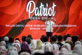 Gubernur Jawa Barat Ridwan Kamil memberikan kata sambutan saat peluncuran Patriot Desa Digital di Aula Barat Gedung Sate, Bandung, Jawa Barat, Senin (1/4/2019). Program Patriot Desa Digital yang diselenggarakan oleh Pemerintah Provinsi Jawa Barat bekerjasama dengan Telkomsel dan Mobisaria tersebut ditujukan untuk meningkatkan perekonomian masyarakat dan kualitas warga desa melalui pendidikan literasi digital. ANTARA JABAR/Raisan Al Farisi/agr