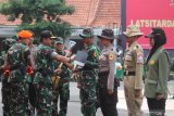 Panglima TNI Marsekal TNI Hadi Tjahjanto (kedua kiri) menyerahkan cangkul kepada peserta saat Pembukaan Latihan Integrasi Taruna Wreda Nusantara (Latsitardanus) XXXIX/2019 di Gedung Negara Grahadi, Surabaya, Jawa Timur, Senin (1/4/2019). Kegiatan yang diikuti 263 taruna Akademi Militer (Akmil), 117 taruna Akademi Angkatan Laut (AAL), 306 taruna Akademi Kepolisian (Akpol), 100 Praja IPDN dan 100 mahasiswa dari berbagai perguruan tinggi di Jawa Timur tersebut bertujuan untuk memantapkan kemanunggalan TNI dan Polri dengan masyarakat. Antara Jatim/Moch Asim/zk.