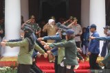 Panglima TNI Marsekal TNI Hadi Tjahjanto (kiri), Kapolri Jenderal Pol Tito Karnavian (kanan) dan Gubernur Jawa Timur Khofifah Indar Parawansa (tengah) memberi hormat kepada peserta saat Pembukaan Latihan Integrasi Taruna Wreda Nusantara (Latsitardanus) XXXIX/2019 di Gedung Negara Grahadi, Surabaya, Jawa Timur, Senin (1/4/2019). Kegiatan yang diikuti 263 taruna Akademi Militer (Akmil), 117 taruna Akademi Angkatan Laut (AAL), 306 taruna Akademi Kepolisian (Akpol), 100 Praja IPDN dan 100 mahasiswa dari berbagai perguruan tinggi di Jawa Timur tersebut bertujuan untuk memantapkan kemanunggalan TNI dan Polri dengan masyarakat. Antara Jatim/Moch Asim/zk.