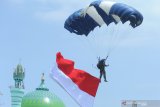 Prajurit TNI AU Matra 2 melakukan  terjun payung Freefall saat pembukaan Latihan Integrasi Taruna Wreda XXXIX (Latsitarda) 2019 di Pamekasan, Jawa Timur, Senin (1/4/2019). Latsitarda XXXIX 2019 Nusantara tersebut diikuti sebanyak 222 personel yang meliputi Akademi TNI AD, AL, AU, Akpol, Praja IPDN selama 15 hari kedepan. Antara Jatim/Saiful Bahri/zk.