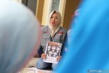 Relawan Demokrasi Kabupaten Bengkayang Nuraini Astiani menyosialisasikan Pemilu 2019 kepada pemilih perempuan di teras Surau An-Nur, Kabupaten Bengkayang, Kalimantan Barat, Minggu (31/3/2019). KPU Kalbar mencatat terdapat 770 Relawan Demokrasi yang tersebar merata di 14 kabupaten/kota di Kalbar yang bertugas untuk mengedukasi masyarakat tentang mekanisme maupun tata cara memilih dalam Pemilu 2019. ANTARA FOTO/Jessica Helena Wuysang