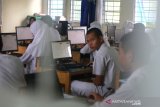 Pelajar mengikuti Ujian Nasional Berbasis Komputer (UNBK) tahun 2019 di SMA Negeri 2 Banjarmasin, Kalimantan Selatan, Senin (1/4/2019).Sebanyak 21.823 siswa dari 188 SMA di Provinsi Kalimantan Selatan mengikuti UNBK yang dilaksanakan serentak di seluruh Indonesia mulai 1,2,4,8 April 2019.Foto Antaranews Kalsel/Bayu Pratama S.